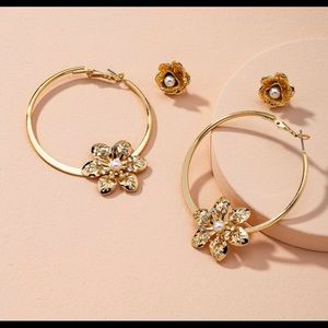 Floral hold earring set
